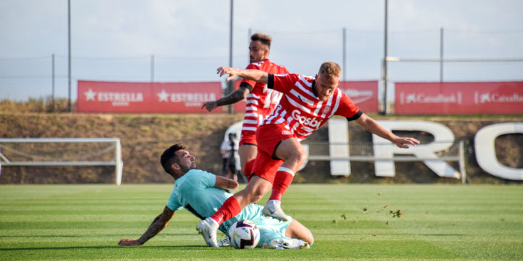 Pastor lluita una pilota en una jugada del partit d’ahir entre el Girona i l’FC Andorra.