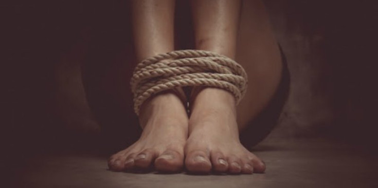 Imatge d’uns peus lligats per una corda.