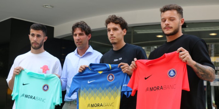 Els tres fitxatges de l’FC Andorra, ahir amb les tres equipacions.