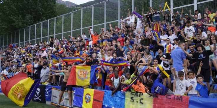 L’afició tricolor a l’Estadi Nacional.