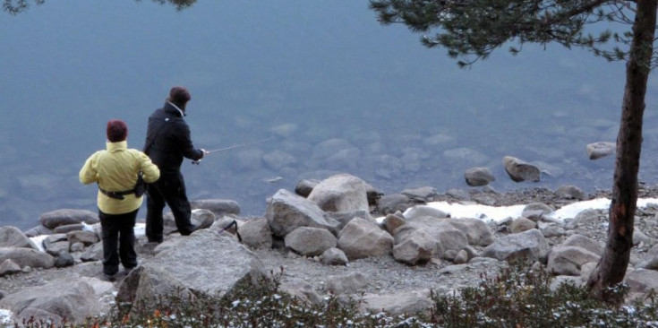 Uns turistes pesquen al llac d’Engolasters.