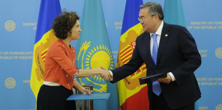 Maria Ubach i Mukhtar Tileuberdi, en un moment de la seva trobada d’ahir a Nursultan.