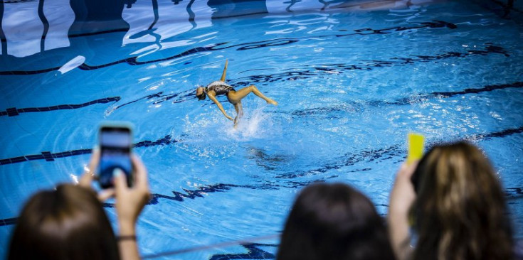 Un instant de l'exhibició de la inauguració de la piscina olímpica dels Serradells.