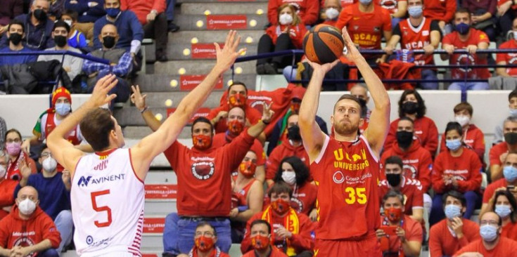 Chris Czerapowicz llença a cistella en un partit del seu anterior equip.