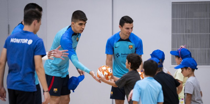 Els jugadors del Barça de futbol sala, ahir amb els infants.