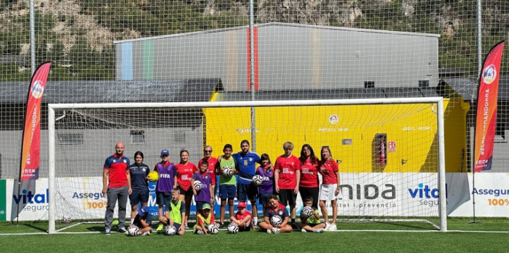 La foto de família entre els joves i els monitors als camps de futbol de la Borda Mateu.