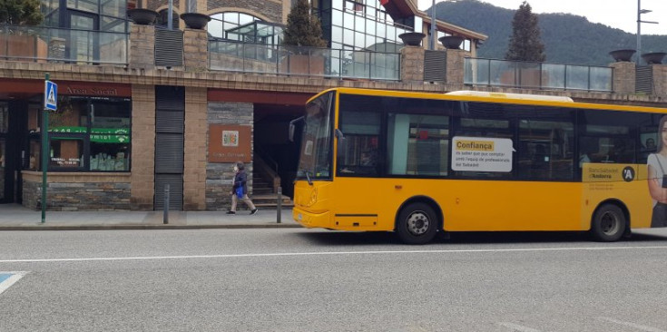 Un autobús circulant pel centre de la Massana.
