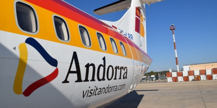 Un dels avions de la companyia Air Nostrum que opera els vols entre l’Aeroport d’Andorra-La Seu i Madrid.