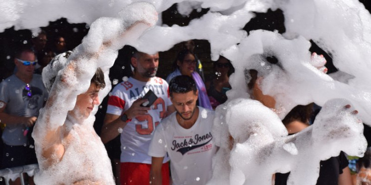 Un nen gaudeix de la festa de l’escuma, ahir a Encamp.