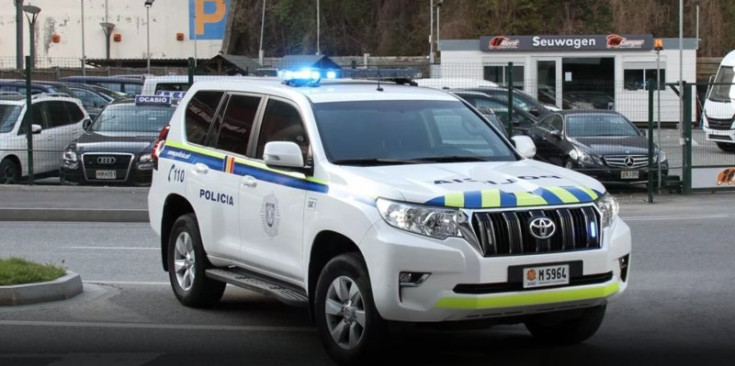 Un vehícle policial en un control.