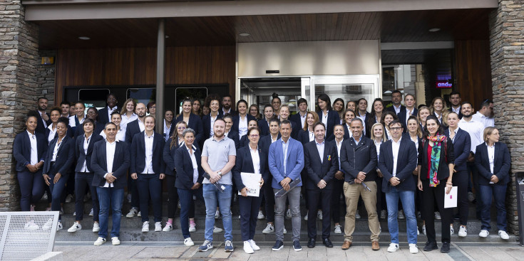 Les integrants de la selecció absoluta femenina de França i alguns membres del Comú d’Andorra la Vella, ahir en la recepció a l’equip.