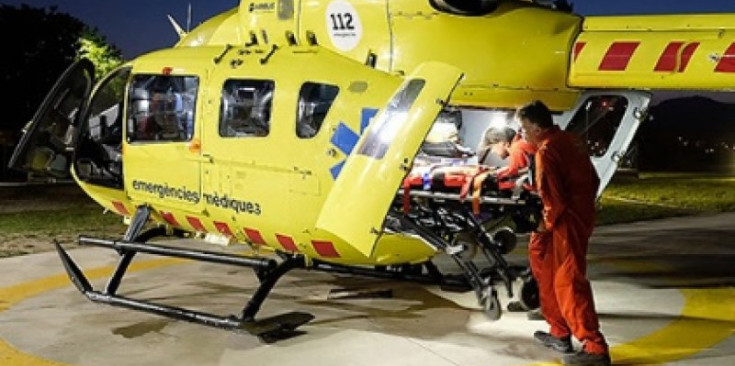 Preparació d’un vol nocturn en helicòpter medicalitzat.
