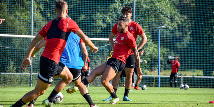 Els jugadors de l’FC Andorra durant un entrenament previ al partit contra l’Sporting.