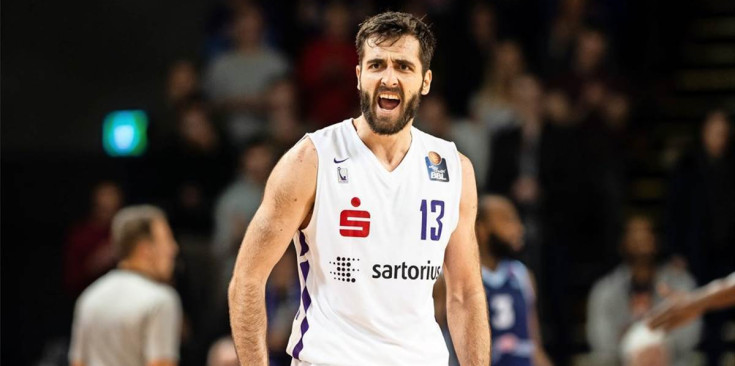 Andric celebra una acció en un partit de la seva etapa al BG Gottingen.