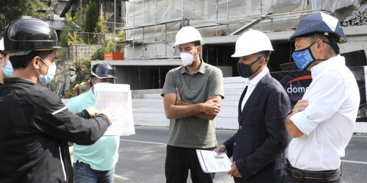 Imatge dels representants del Ministeri de Medi Ambient i els arquitectes davant d’un projecte de construcció sostenible.
