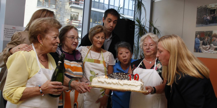 Magda Sinfreu, a la dreta, bufa les espelmes del pastís dels 10 anys.