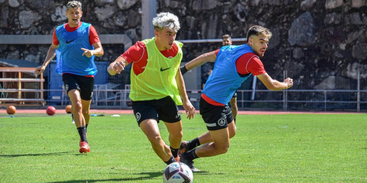 Els jugadors de l’FC Andorra durant l’últim entrenament abans de marxar cap a Gran Canària.