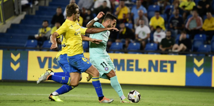 Marc Fernández intenta el xut en una jugada del partit d’ahir entre la UD Las Palmas i l’FC Andorra.