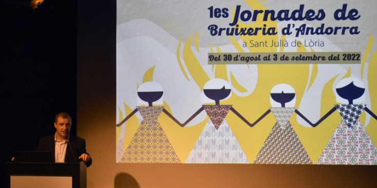 Josep Majoral inaugurant les primeres jornades de la bruixeria.