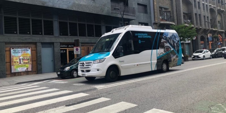 El bus parroquial de la Massana durant un trajecte.