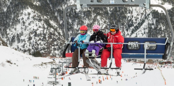 Imatge d’arxiu d’uns esquiadors a Arinsal.