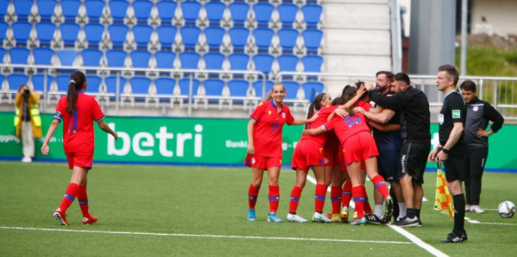 La selecció absoluta celebra un gol en un dels darrers partits a les Illes Fèroe.