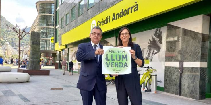 Albert Moles fa entrega del certificat a Núria Roca.