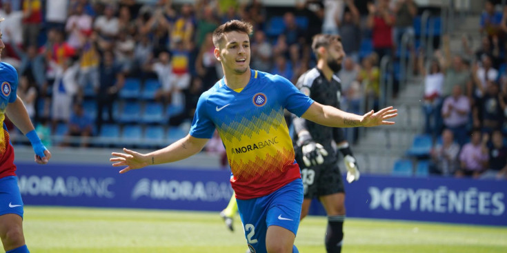 Valera lluita una pilota en una jugada del partit d’ahir entre l’FC Andorra i el Granada CF a l’Estadi Nacional.