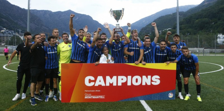 Els jugadors de l'Inter celebren el títol de supercampions.