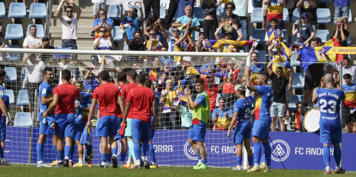 Els jugadors saluden els aficionats el l’últim duel al Nacional.