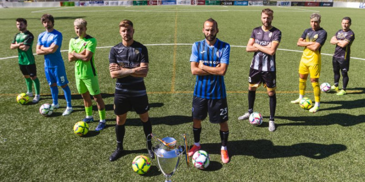 Els jugadors dels diferents equips de la Lliga Multisegur, amb el trofeu.