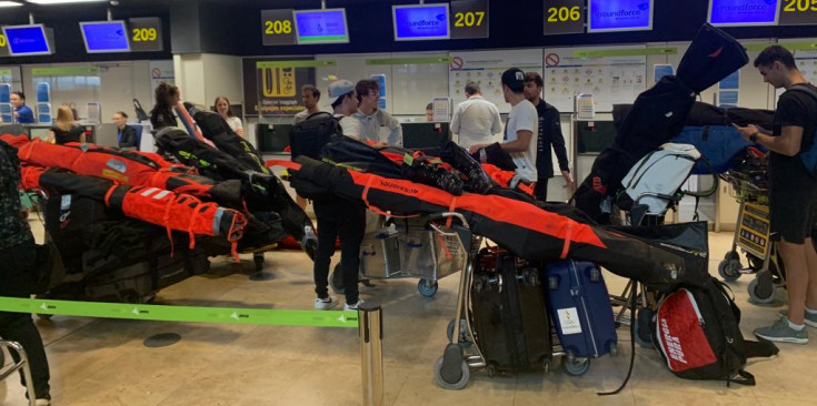 L'expedició de la FAE, a l'aeroport.