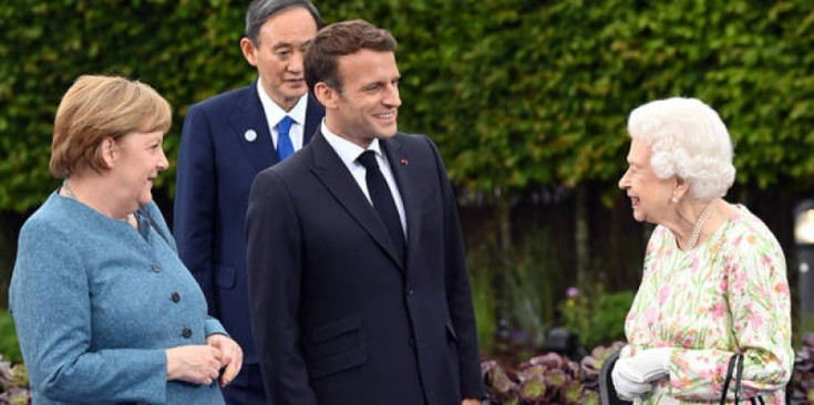El copríncep francès, Emmanuel Macron, i la reina Isabel II d'Anglaterra en una imatge d'arxiu.