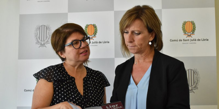 Núria Blanco i Mireia Codina, comenten el fulletó de les activitats de la Llar de Lòria.