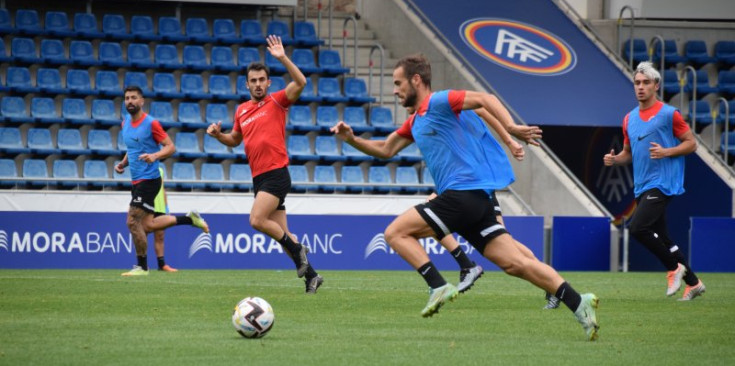 Els jugadors de l’FC Andorra en l’últim entrenament abans de marxar cap a Miranda d’Ebre.