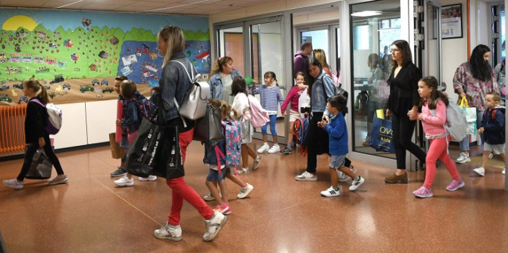 Una imatge d’un grup de nens en el seu primer dia a l’escola.