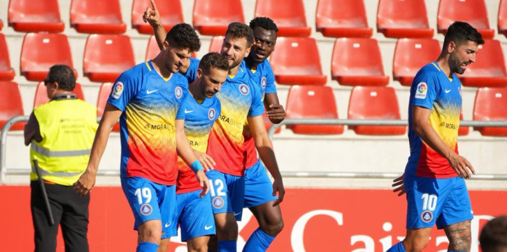 33 Iván Gil lluita una pilota en una jugada del partit d’ahir entre el CD Mirandés i l’FC Andorra a l’Estadi Municipal d’Anduva.