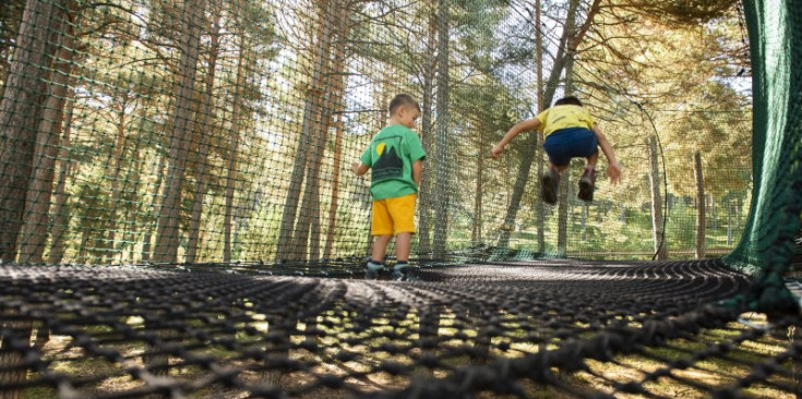 Uns infants juguen en una de les noves propostes de Naturland.