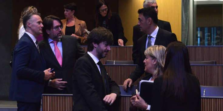 El president del grup parlamentari demòcrata, Carles Ensenyat, conversa amb companys de grup.