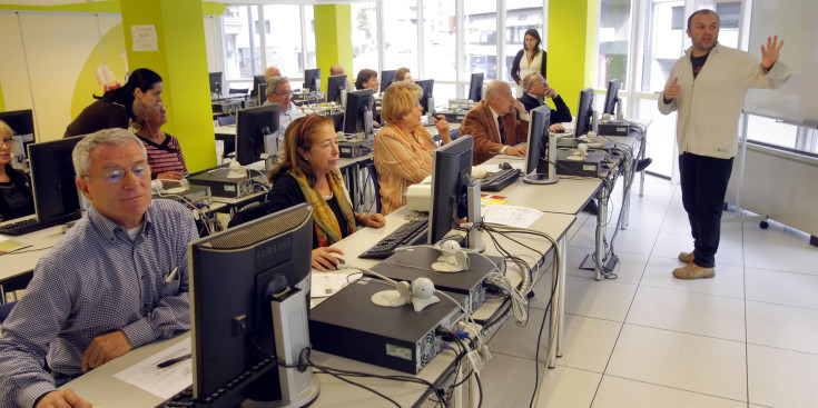 Un grup d'usuaris d'un taller d'informàtica.