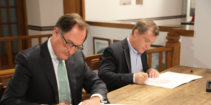 Xavier Cornella i Josep Majoral signen el conveni de comodat.