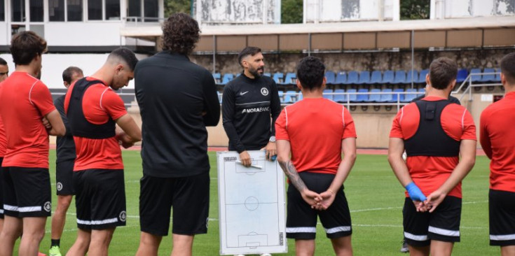 El tècnic Eder Sarabia fa una xerrada amb els seus jugadors, durant un entrenament d’aquesta setmana.