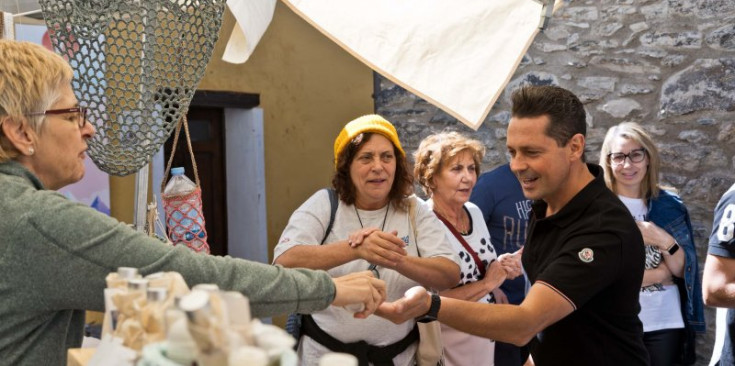 Un visitant rep el canvi després de comprar en una parada.