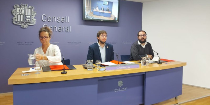 Els consellers generals Judith Salazar, Roger Padreny i Carles Sánchez a la roda de premsa.