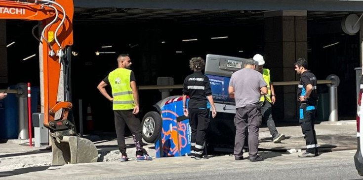 El vehicle que ha caigut al forat de les obres de Prat de la Creu.