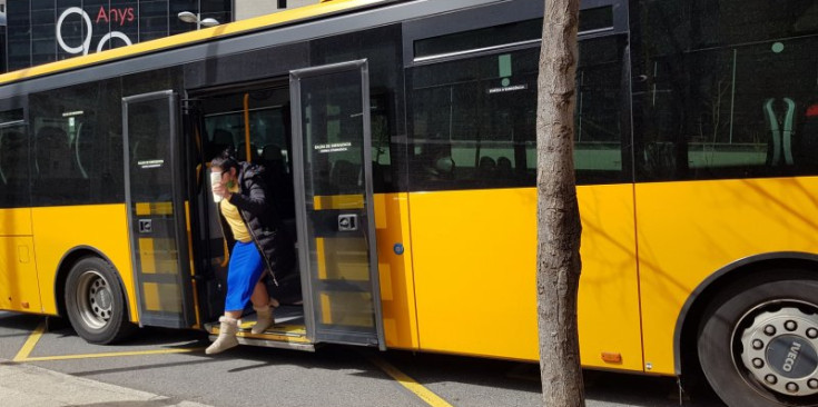 Una passatgera que baixa d'un bus nacional a Escaldes-Engordany.