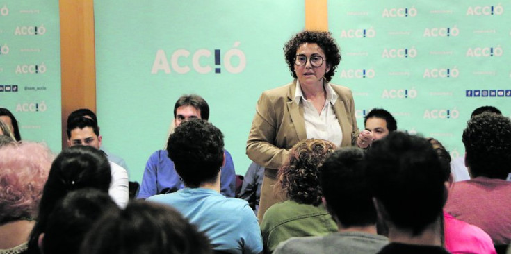 La presidenta d’Acció, Judith Pallarés, ahir durant la seva intervenció, amb la sala la Consòrcia plena a vessar.