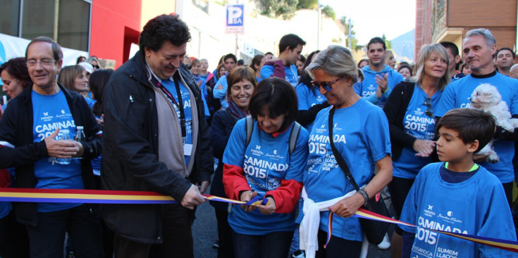 La ministra de Salut, Rosa Ferrer, tallant la cinta de la marxa.