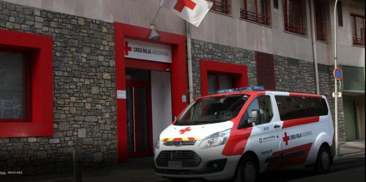 Un vehicle de la Creu Roja Andorrana estacionat a l'exterior de la seu de l'entitat.