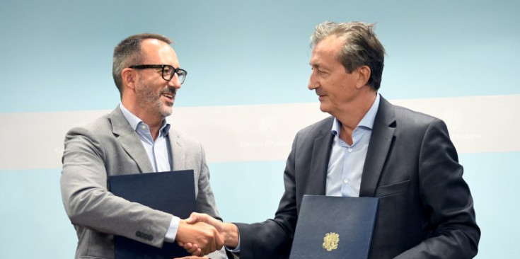 Víctor Filloy i Enric Tarrado, després de signar el conveni.